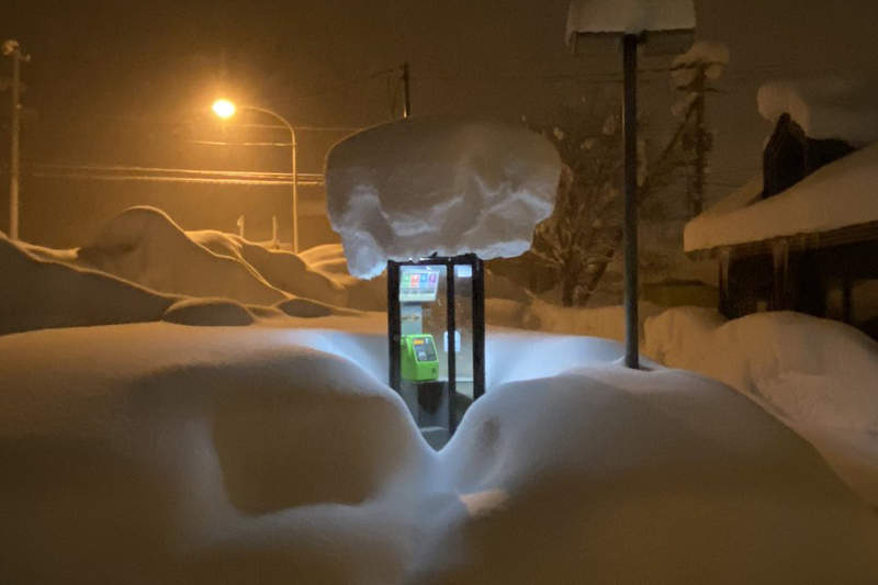 雪國奇景《危險電話亭》奇妙的積雪狀態，進個電話亭還得承擔可能被雪掩埋的風險...