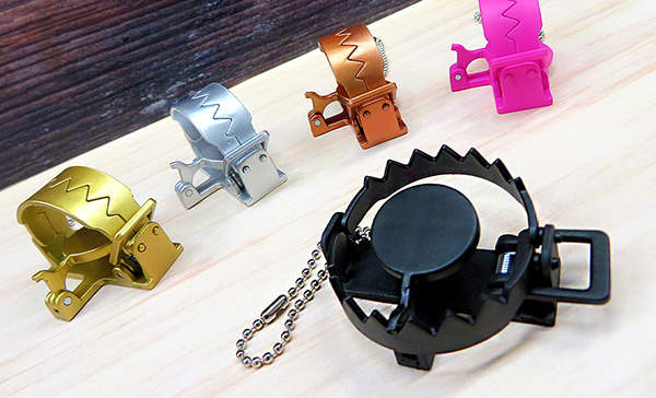 獵人的陷阱《捕獸夾扭蛋》不只是模樣像而已還真的可以夾 獵人的陷阱《捕獸夾扭蛋》不只是模樣像而已還真的可以夾