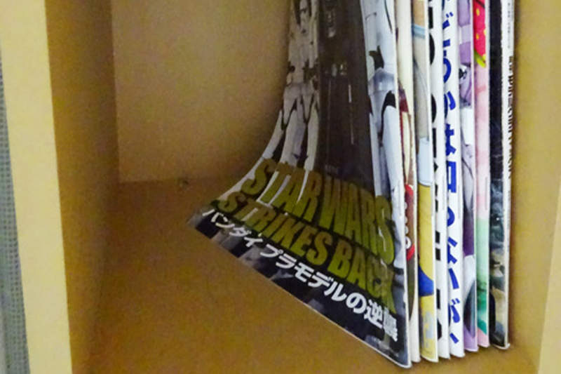 《防止雜誌變形的收納技巧》單薄容易傾倒的書籍，多了這個步驟就能乖乖在書櫃裡站好...