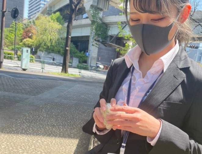 變身OL吃便當《模擬與男友的辦公室戀情》請問~這樣的女朋友哪裡可以找到呢？