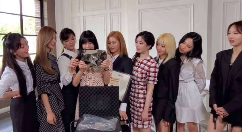 韓國女團《TWICE》官方YouTube破千萬訂閱數 獲贈「鑽石播放按鈕」 韓國女團《TWICE》官方YouTube破千萬訂閱數 獲贈「鑽石播放按鈕」