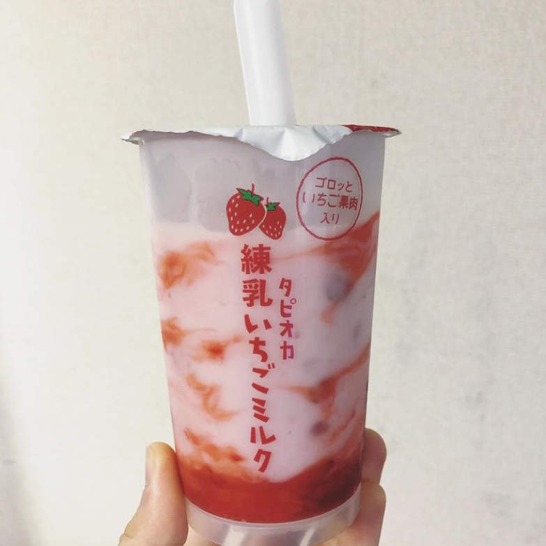 包裝詐欺？《日本7-11限定草莓牛奶》看似沉澱杯底的滿滿果肉，喝完才發現真相竟是...