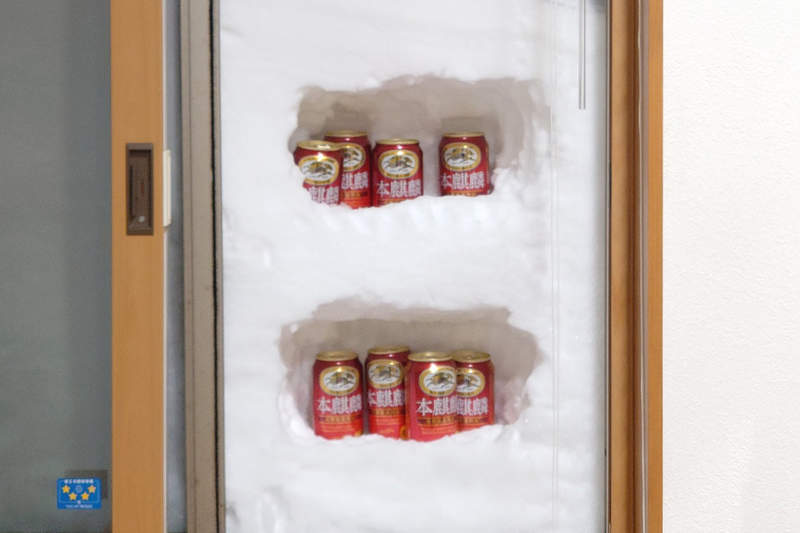 《開窗就有天然冰箱》日本降下紀錄性大雪,窗外滿是積雪只好這樣苦中作樂ww 《開窗就有天然冰箱》日本降下紀錄性大雪,窗外滿是積雪只好這樣苦中作樂ww