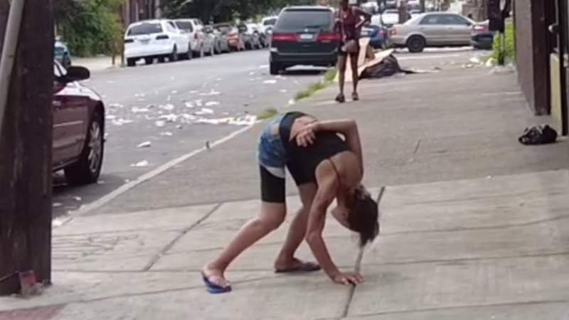 實際拍攝《美國費城街頭的現狀》街上到處可見行動緩慢或弓著腰的人們