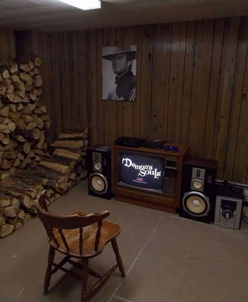 似曾相似之地《Liminal Space》空無一人的廣場或迴廊，凝滯的空間總讓人感覺窒息以及不安