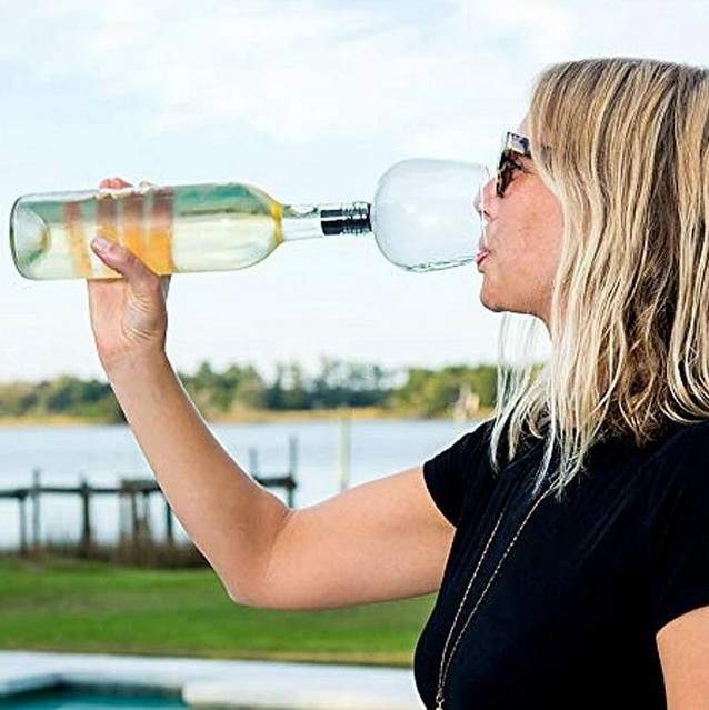 實用宅小物《對嘴喝瓶塞玻璃杯》直接喝覺得太野蠻了嗎？那就換上這個來優雅一下吧XD