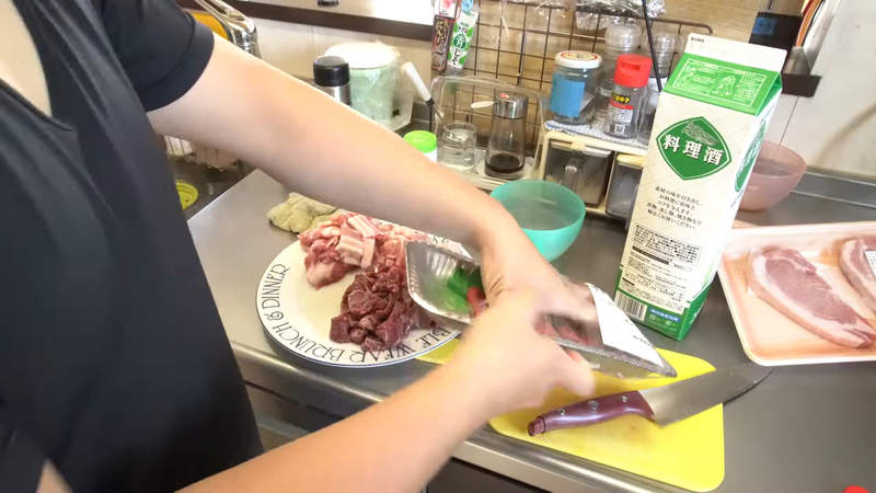 四角褲料理頻道《美食男人味》為什麼大叔穿著內褲做菜就沒人想看呢QQ 四角褲料理頻道《美食男人味》為什麼大叔穿著內褲做菜就沒人想看呢QQ