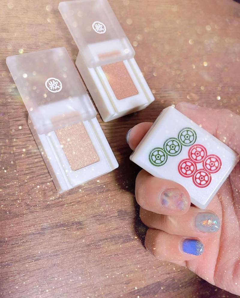 正妹牌咖必備小物《麻將眼影》邊打牌還可以邊化妝這副牌有點厲害唷 正妹牌咖必備小物《麻將眼影》邊打牌還可以邊化妝這副牌有點厲害唷