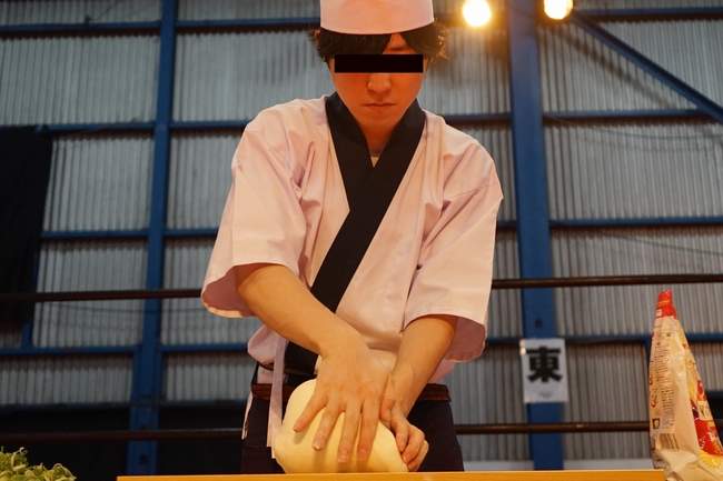 ARuFa研發《摔角選手加壓烏龍麵》承受了強力衝擊的麵團，做出來的麵麵會特別好吃嗎？