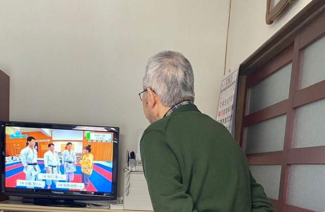 世界通用？《全世界爸爸看電視的習慣》聽說這樣手插胸站著半小時盯著看都沒問題