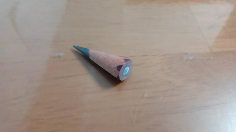 《用到最極限狀態的鉛筆》這都可以當三角錐平放在桌面上了耶 《用到最極限狀態的鉛筆》這都可以當三角錐平放在桌面上了耶