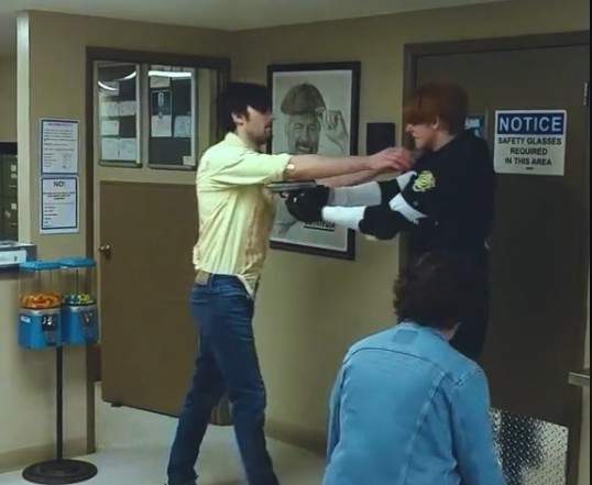 【有片】懷舊2代版《COSER模仿惡靈古堡》熟悉的警局大廳BGM一響起那感覺都來惹