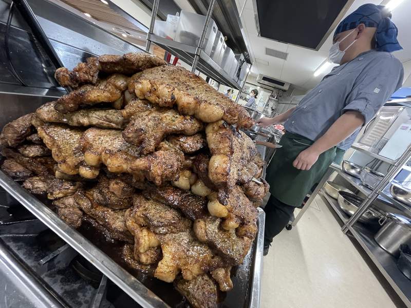 《日本佛心公司的員工餐廳》堆積如山的牛排吃到飽 170日圓破盤價讓網友直呼超羨慕