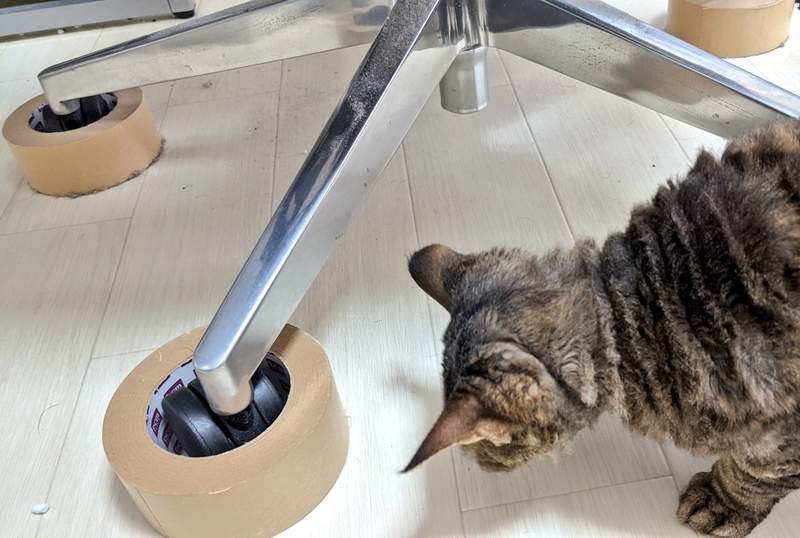 《預防椅子輪子壓到貓咪的妙招》套上膠帶輕鬆隔絕危險 漫畫家伊藤潤二掛保證超有用 《預防椅子輪子壓到貓咪的妙招》套上膠帶輕鬆隔絕危險 漫畫家伊藤潤二掛保證超有用