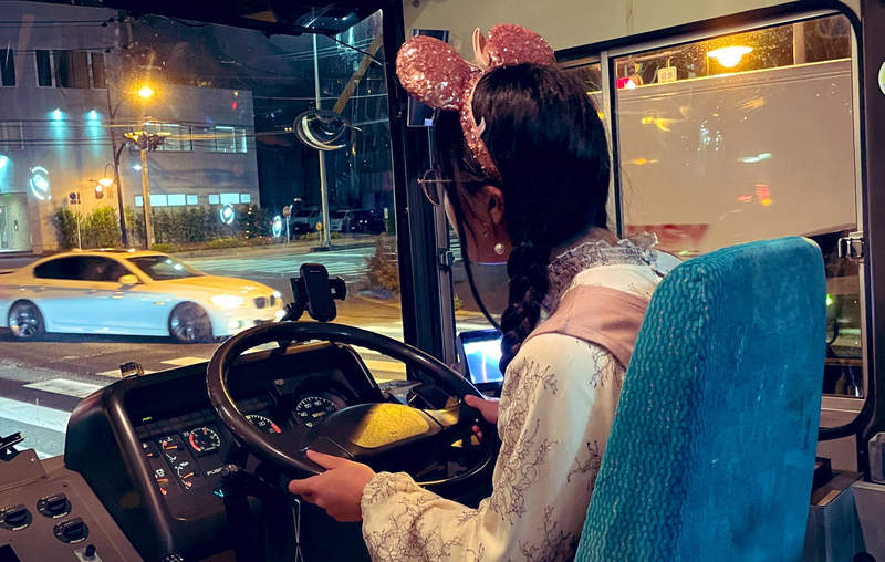 《開公車的情侶新嘗試》經營YouTube頻道介紹公車 去迪士尼樂園約會回程也是女朋友開車