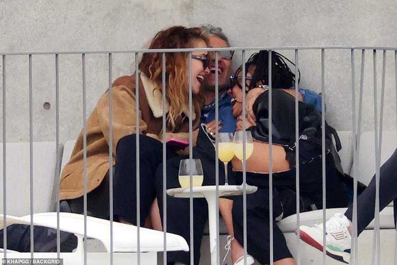 《雷神索爾4》導演開趴左擁右抱 漫威不滿:我們電影不要這種形象 《雷神索爾4》導演開趴左擁右抱 漫威不滿:我們電影不要這種形象