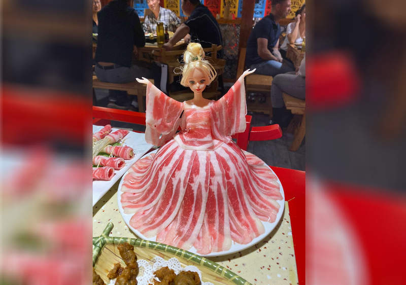 網友分享《各種奇葩餐廳裝盤》所以涮肉到最後娃娃會變得一絲不掛嗎？