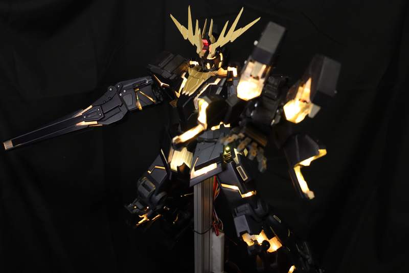 全自動變形《機動戰士鋼彈UC 報喪女妖》網友製作的超用心作品完成度超高