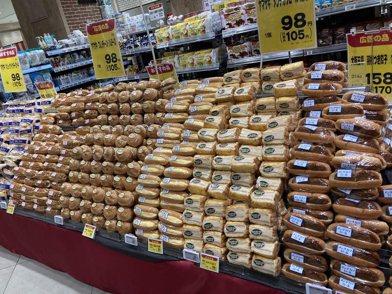 《超市奇景》大量麵包整齊排列，拿錯一個就可能整座山倒的緊張構圖ww