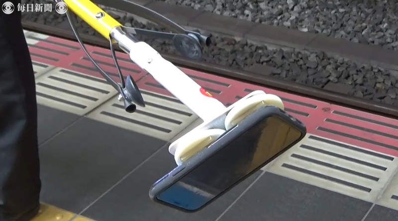 《日本鐵路公司發明萬用取物夾》手機和無線耳機都不成問題 你掉得下去我就撿得起來