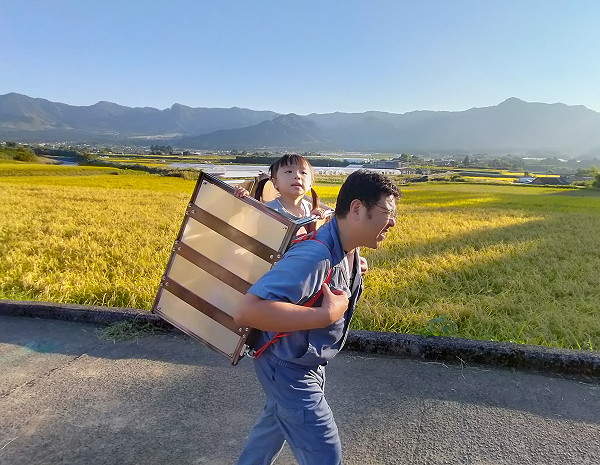 爸爸有愛製作《禰豆子箱子》載著女兒出門超甜蜜，但16公斤的體重還是讓老爸吃不消