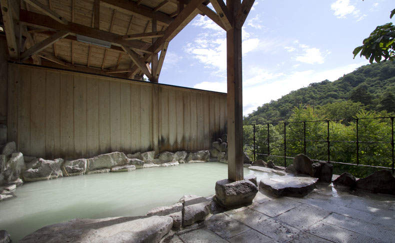 《溫泉旅館的難題》電視一年壞50台、冷氣和冰箱各壞20台 恐怖警語讓人好奇又怕受傷害