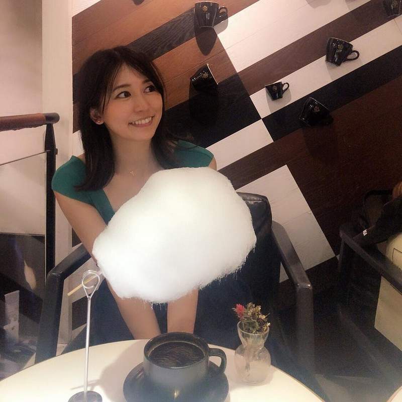 棉花糖咖啡《Mellower Coffee》因熱氣融化的糖水像雨滴落在咖啡裡，喝個咖啡也可以很浪漫