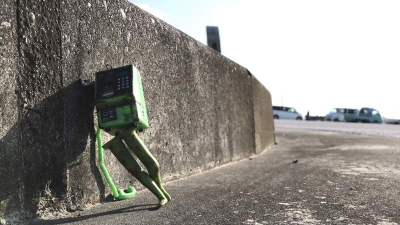 《公共電話的餘生》手機普及只能拖著話筒自力尋找客人的擬人化作品引發話題 《公共電話的餘生》手機普及只能拖著話筒自力尋找客人的擬人化作品引發話題