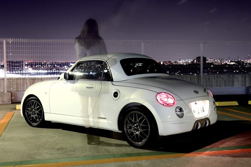 快門失誤《結果拍出像往生者的畫面》看上去就像對愛車還有留戀回來看一看似的XD 快門失誤《結果拍出像往生者的畫面》看上去就像對愛車還有留戀回來看一看似的XD