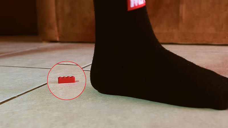 網友拍攝《各種讓你感覺不好的瞬間》踩到樂高這個真的是痛爆(淚) 網友拍攝《各種讓你感覺不好的瞬間》踩到樂高這個真的是痛爆(淚)