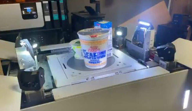 如機器人動畫般的《全自動聲光上菜機》吃碗泡麵還可以這麼中二,這感覺好極了 如機器人動畫般的《全自動聲光上菜機》吃碗泡麵還可以這麼中二,這感覺好極了