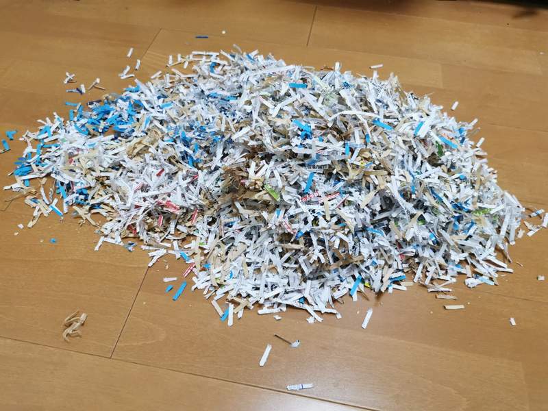 《演唱會門票丟進碎紙機》明天就要開演了怎麼辦?粉絲熬夜努力拼回去的結果是…… 《演唱會門票丟進碎紙機》明天就要開演了怎麼辦?粉絲熬夜努力拼回去的結果是……