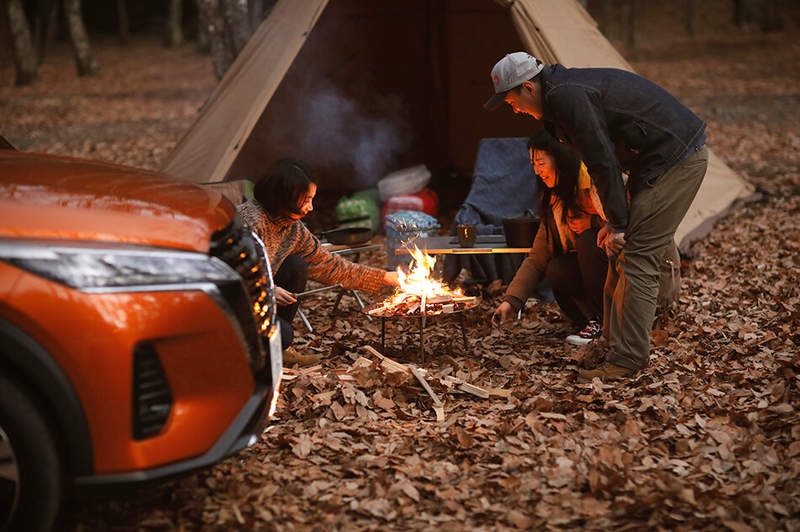 《休旅車露營廣告炎上》汽車資訊網宣傳開車露營 在落葉堆中升營火挨批真的會「炎上」