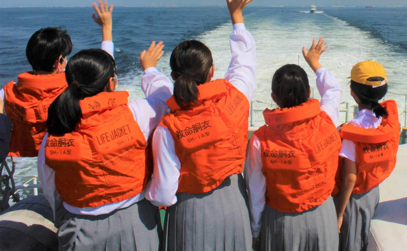 《日本話題錯覺照片》怎麼有位學生的下半身不見了?是合成、靈異照片還是另有玄機 《日本話題錯覺照片》怎麼有位學生的下半身不見了?是合成、靈異照片還是另有玄機