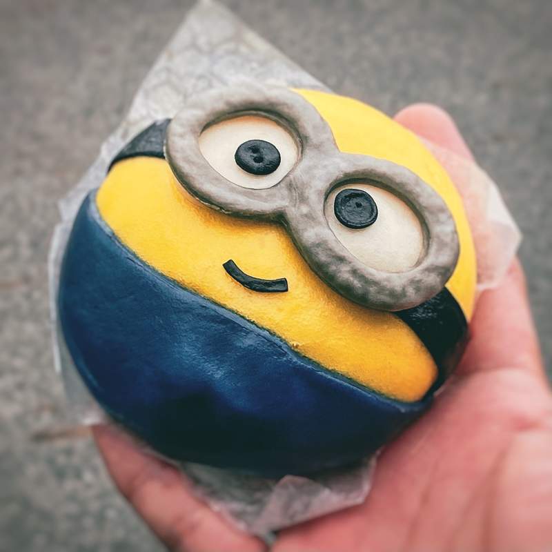 日本超商推出《小小兵饅頭》香蕉奶油包口味感覺好吃但捨不得咬耶