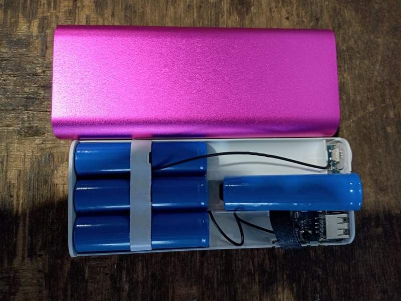 《拆解山寨小米行動電源》電池裡竟然裝了滿滿的沙子 3C用品要從官方認證店家購買才安心