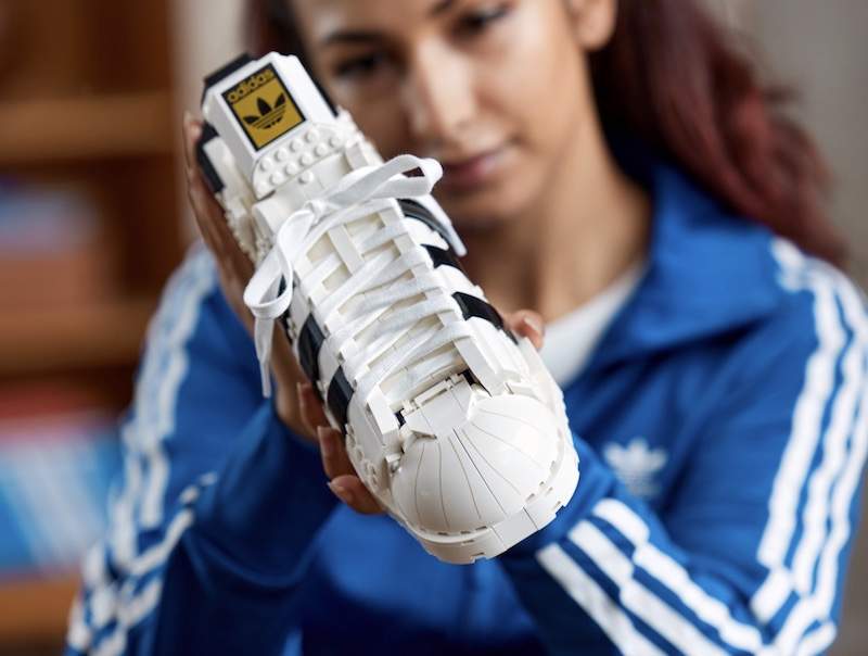 這個貝殼鞋頭似乎有點不一樣!?《adidas x LEGO》推出樂高版本adidas Originals Superstar! 這個貝殼鞋頭似乎有點不一樣!?《adidas x LEGO》推出樂高版本adidas Originals Superstar!