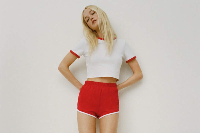 《ZARA新品驚見體操服》定番的撞色條紋休閒套裝，意外因為激似日本學校體育服而引發話題...