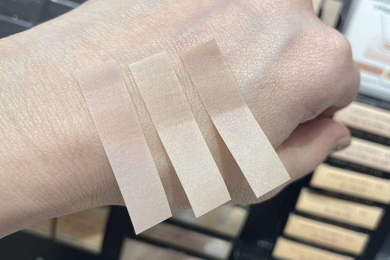 化妝品賣場發現《粉底色號便利貼》不用實際塗在手上也一樣能找到適合自己的色號