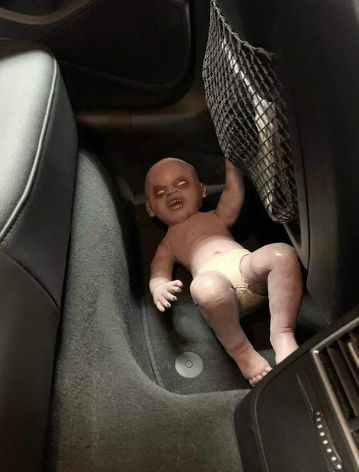 《讓修車廠員工傻眼的各種畫面》後座放一個恐怖娃娃到底是要嚇死誰