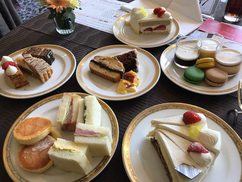 《飯店自助餐的潛規則》剛開始是讓大家拍照的時間 不會讀空氣直接開吃等著被白眼 《飯店自助餐的潛規則》剛開始是讓大家拍照的時間 不會讀空氣直接開吃等著被白眼