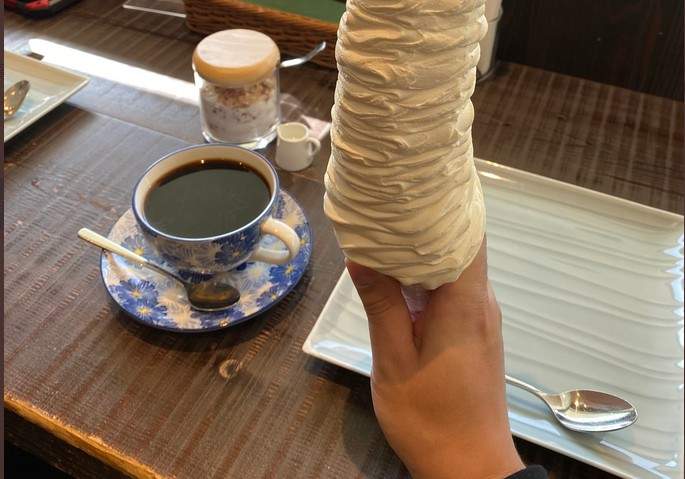 日本咖啡店挑戰《世界最長霜淇淋》站在地表上的我第一次有了想戰勝地心引力的念頭