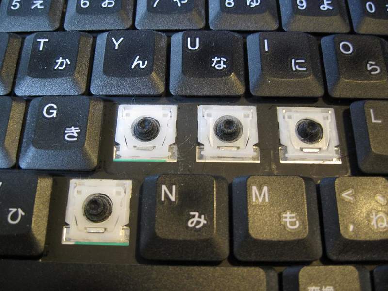 網友分享《被女兒玩過的筆電慘況》整個鍵盤只有四個鍵沒被拔出來也太慘 網友分享《被女兒玩過的筆電慘況》整個鍵盤只有四個鍵沒被拔出來也太慘