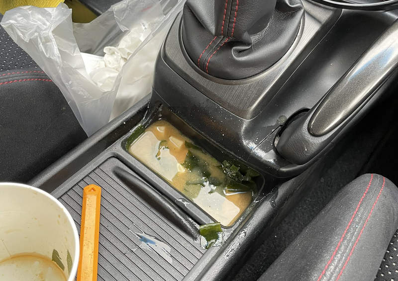 《在車子內打翻味噌湯》全都流進置物用的凹槽怎麼辦?超多人幹過類似的糗事…… 《在車子內打翻味噌湯》全都流進置物用的凹槽怎麼辦?超多人幹過類似的糗事……