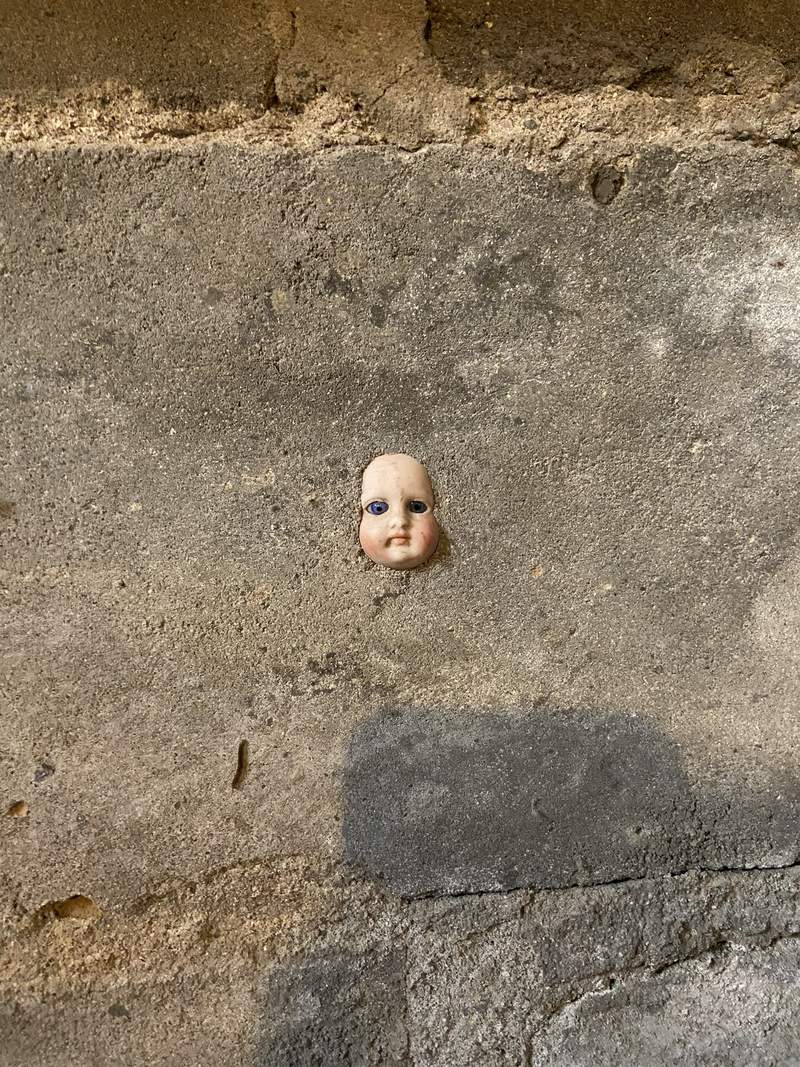 網友分享《搬家後發現令人不安的事情》牆壁上鑲了一顆娃娃頭是怎樣啦