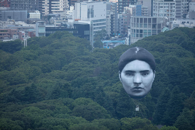 東京上空出現《人頭熱氣球》西川貴教一早起床嚇到還以為有〝女巨人〞 東京上空出現《人頭熱氣球》西川貴教一早起床嚇到還以為有〝女巨人〞