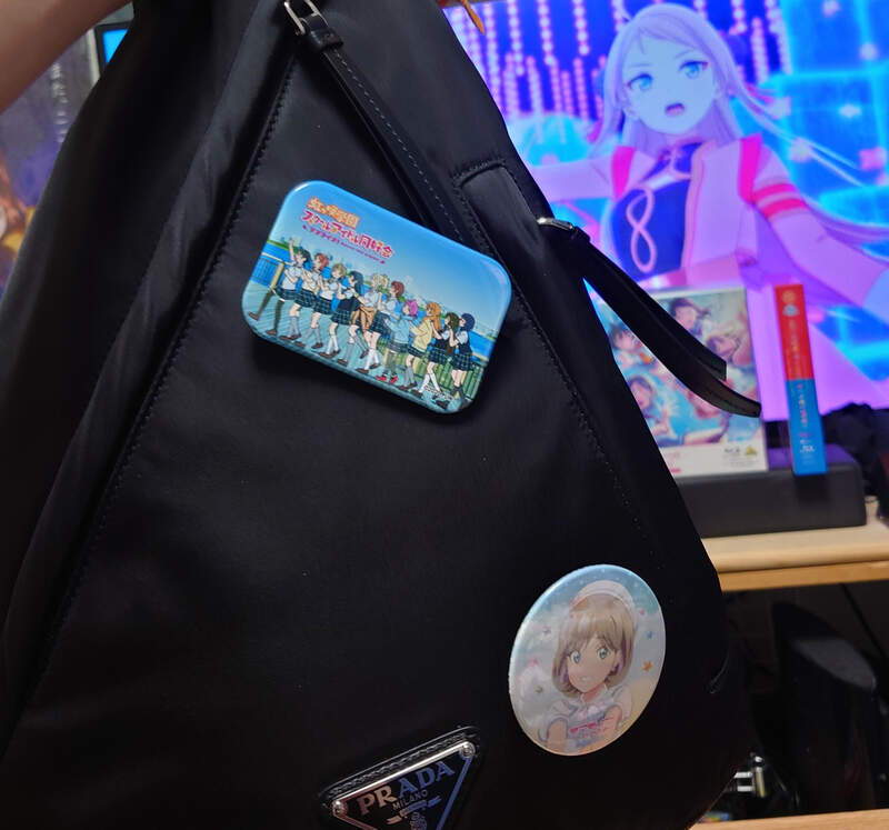 《宅宅買了PRADA名牌包》別上LoveLive胸章引爆議論 這樣算是浪費了20萬日圓嗎? 《宅宅買了PRADA名牌包》別上LoveLive胸章引爆議論 這樣算是浪費了20萬日圓嗎?