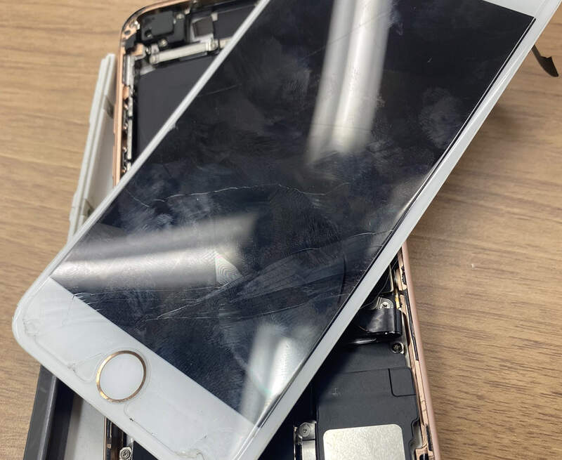 《手機掉進電梯縫隙的下場》推特網友分享支離破碎的屍體 你還敢在搭電梯的時候滑手機嗎？