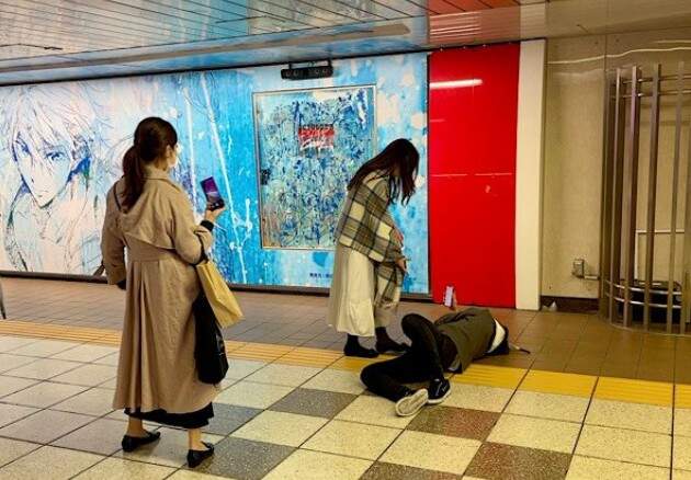 網友直擊《車站廣告前女子與醉漢的奇遇》啊~你要拍照啊?那我往旁邊挪一下 網友直擊《車站廣告前女子與醉漢的奇遇》啊~你要拍照啊?那我往旁邊挪一下