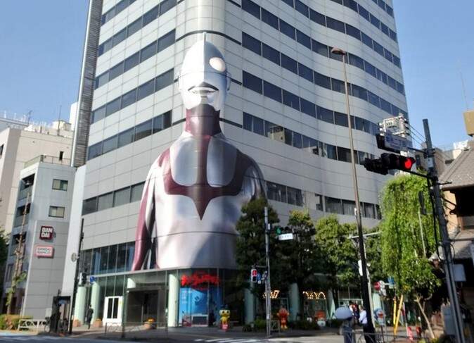 日本萬代總公司《超人力霸王大樓宣傳廣告》搭配紅綠燈角度就像是閃爍著彩色計時器一樣